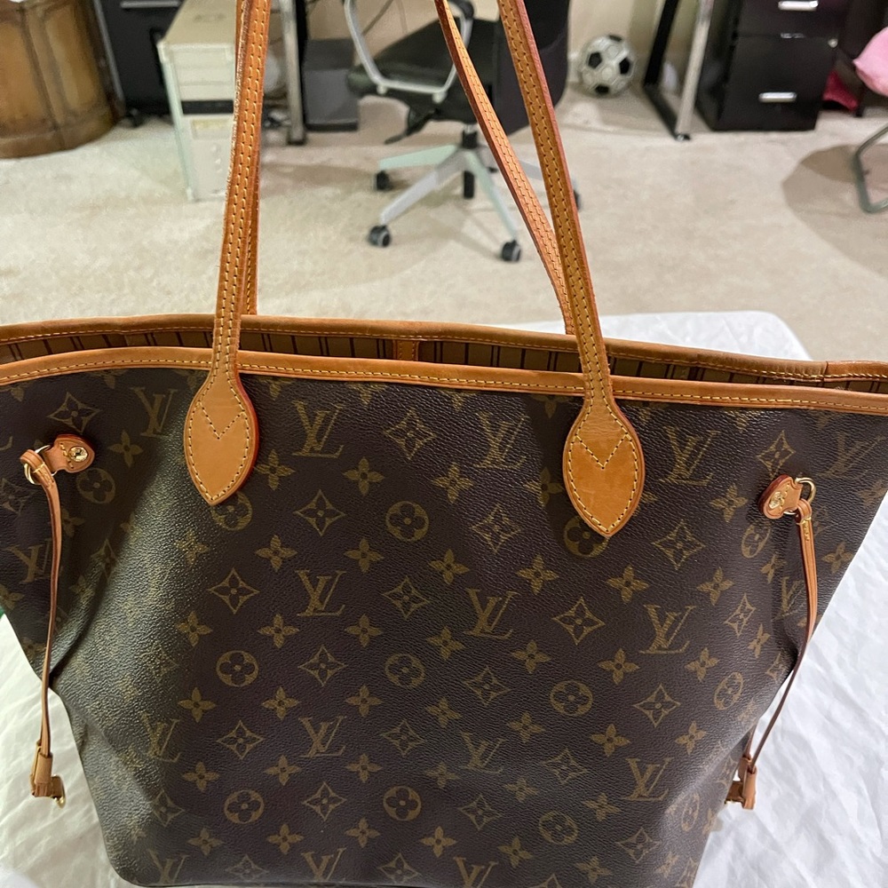 Like new Authentic Louis Vuitton neverfull